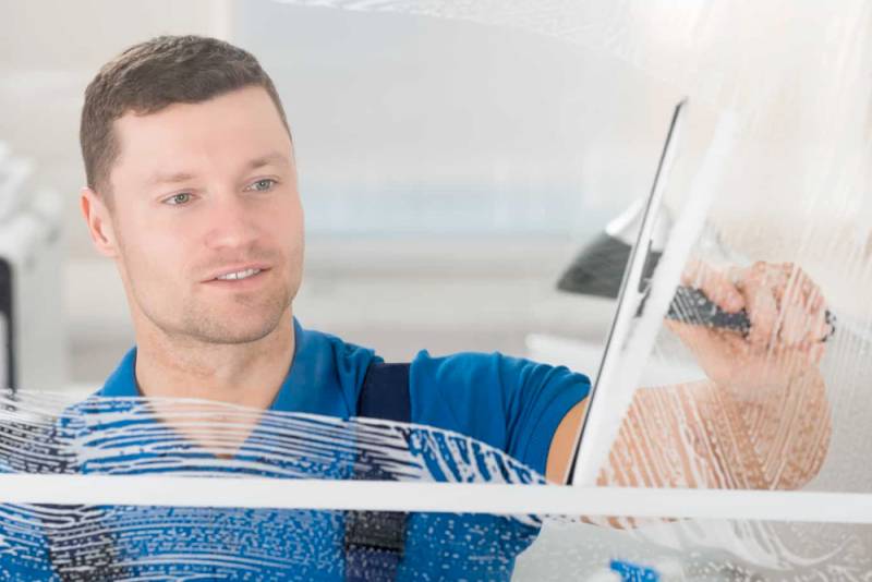 Nettoyage des vitres les techniques des Professionnels à Marseille I D2S DISTRIBUTION